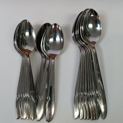 LOT 61: Vintage Othello Solingen Germany Steak Knife Set, Oneida Craft Deluxe Stainless Steel Flatware with Chest & More