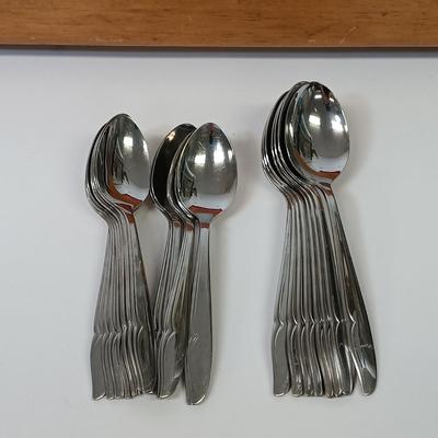 LOT 61: Vintage Othello Solingen Germany Steak Knife Set, Oneida Craft Deluxe Stainless Steel Flatware with Chest & More