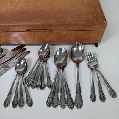 LOT 61: Vintage Othello Solingen Germany Steak Knife Set, Oneida Craft Deluxe Stainless Steel Flatware with Chest & More