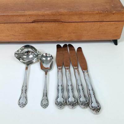LOT 61: Vintage Othello Solingen Germany Steak Knife Set, Oneida Craft Deluxe Stainless Steel Flatware with Chest & More
