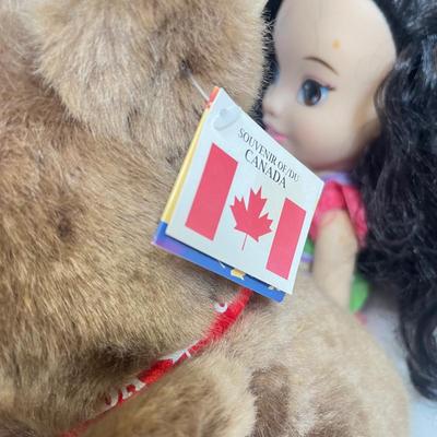 LOT JD: Collection of Stuffed Animals and Disney Dolls