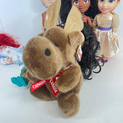 LOT JD: Collection of Stuffed Animals and Disney Dolls