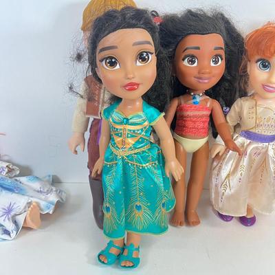 LOT JD: Collection of Stuffed Animals and Disney Dolls