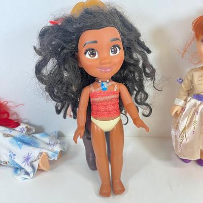 LOT JD: Collection of Stuffed Animals and Disney Dolls