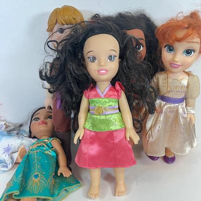 LOT JD: Collection of Stuffed Animals and Disney Dolls