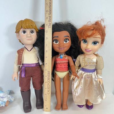 LOT JD: Collection of Stuffed Animals and Disney Dolls