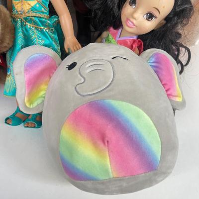 LOT JD: Collection of Stuffed Animals and Disney Dolls