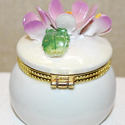 Petite Round HINGED Purple Violets Trinket Box 1½" Circ. x 2" H with Gold Tone Accents
