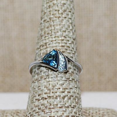 Size 7¼ Light BLUE TRILLION Cut Stone Ring with a Side Splash Accent on a Silver Tone Band (2.6g)