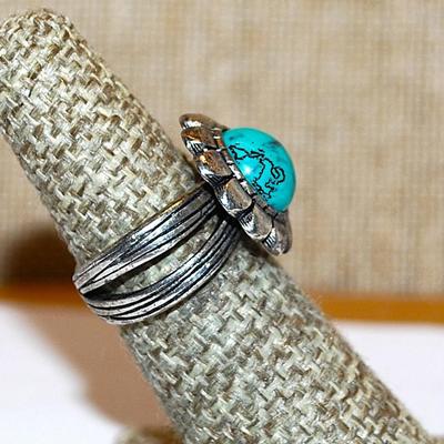 Size 5½" Jade "Flower" Style Aquamarine Colored Round Stone RING with Silver Tone DOUBLE Criss-Crossed Bands (6.8g)