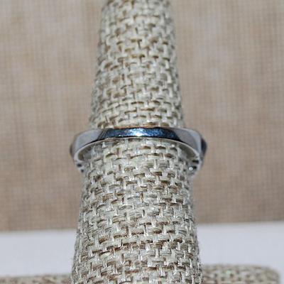 Size 6 Marked .925 "Puffy" PURPLE Party Ring with a Single Main Clear Round Stone on a Silver Band (6.0g)