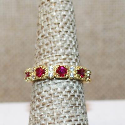 Size 10 Cranberry Red Line of 5 Stones Ring with Middle Clear Stone Accents on a Gold Tone Band (3.2g)