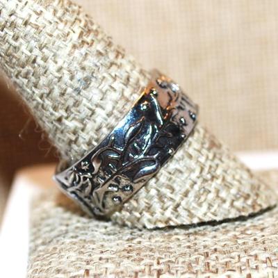 Size 10½ Marked .925 "Sun & Moon" Graphic Designed Ring on a Solid Silver Band (8.1g)