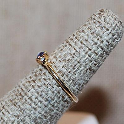 Size 7½ Delicate Round BLUE Stone Ring & 2 Opaque White Side Stones on a Gold Tone Band (1.0g)