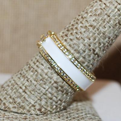 Size 9 Infinity Style Ring with Single Main Stone & WHITE Enamel Stripe on a Gold Tone Band (5.9g)