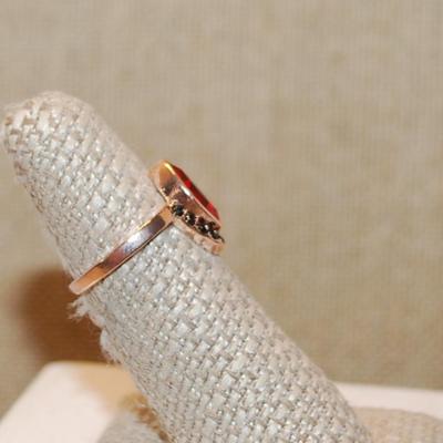 Size 6 Red Marquise Cut Stone Ring & 9 Black Accent Stones on a Gold Tone Band (3.0g)
