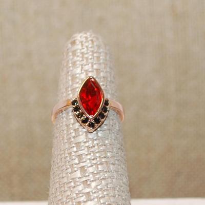 Size 6 Red Marquise Cut Stone Ring & 9 Black Accent Stones on a Gold Tone Band (3.0g)