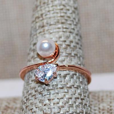 Size 10 Marked .925 Interesting "Pearl & Pear" Stone Ring on a Rose Gold Silver Band (2.5g)