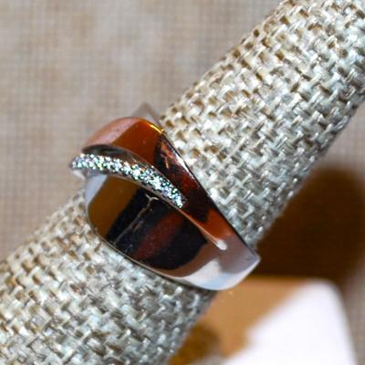 Size 4¾ Contemporary Two-Tone Ring with Line Accents on a Silver Tone Band (5.3g)