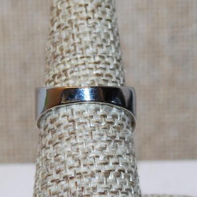 Size 4¾ Contemporary Two-Tone Ring with Line Accents on a Silver Tone Band (5.3g)