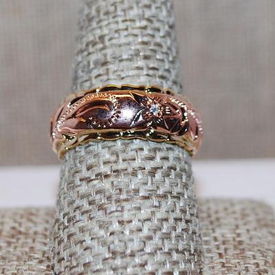 Size 6 Two-Tone GOLD & ROSE GOLD Graphic Designed Ring on a Gold Tone Band (7.0g)