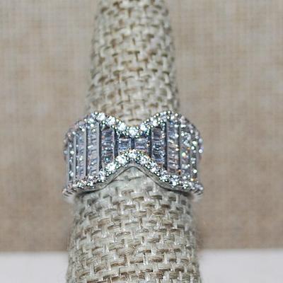 Size 6½ Vertical Clear Stone "Segments" Ring on a Silver Tone Band (7.3g)