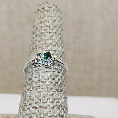 Size 6½ Delicate Small Round Emerald Colored Stone Ring on a Silver Tone Band (1.5g)
