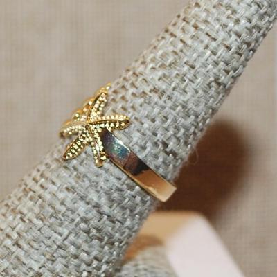 Size 7½ ALL Gold Colored "CLAM & STARFISH" Ring on an OPEN Gold Tone Band (2.4g)