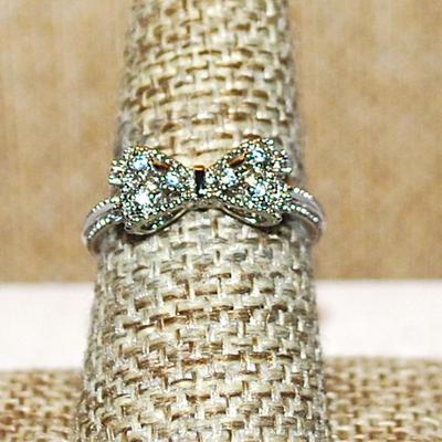 Size 8 "BOWTIE" Style Ring with Triple Clear Stone Sides and Dimpled Silver Tone Band (3.2g)