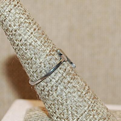 Size 7 Delicate STAINLESS STEEL Ring with "FLOWER DESIGN" on a Silver Colored Band (0.8g)