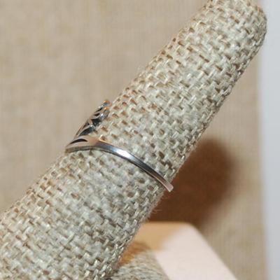 Size 7 Delicate STAINLESS STEEL Ring with "FLOWER DESIGN" on a Silver Colored Band (0.8g)