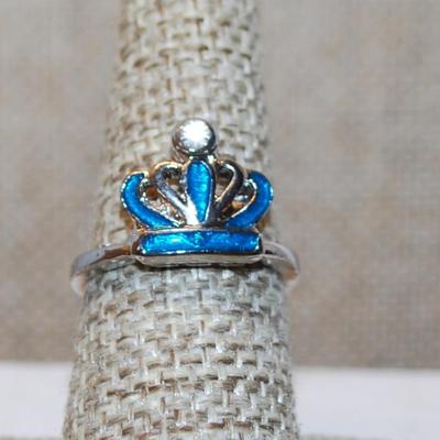 Size 7½ Blue CROWN Enamel Ring with a Single Round Stone Top on a Silver Tone Band (3.7g)