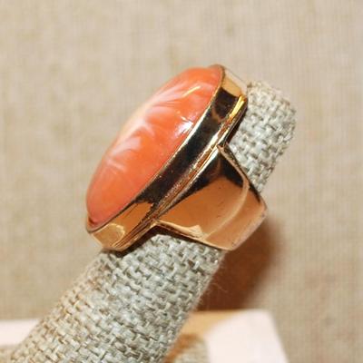 Size 5 VINTAGE Oversized Oval CORAL& White Splash Ring on a Solid Gold Tone Band (20.2g)