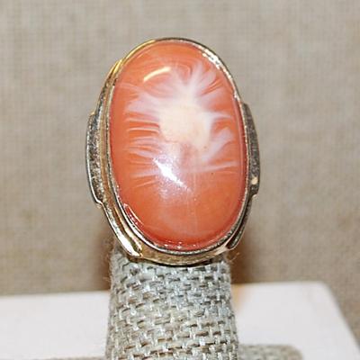 Size 5 VINTAGE Oversized Oval CORAL& White Splash Ring on a Solid Gold Tone Band (20.2g)