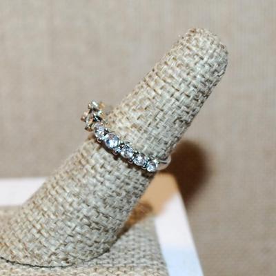 Size 5½ Marked .925 Round Clear Stone 4 Prong Ring with 5 Stone Accents on each Side on a Silver Band (3.2g)