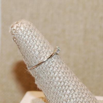 Size 6 Delicate CLEAR Rectangle Stone Ring with 2 Clear Round Stones Sides on a Silver Tone Band (0.8g)