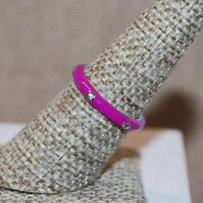 Size 6 Marked .925 FUCHSIA Enamel Ring with 6 Rhinestones Around the Band (2.1g)