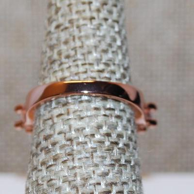 Size 6 Marked .925 Rose Gold Row of 9 Stones Ring on a Silver Filled Band (3.8g)