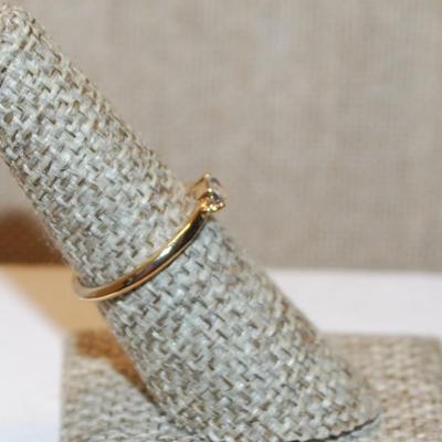 Size 6½ Small Horizontal Clear Oval Stone Ring with 2 Side Accents on a Gold Tone Band (1.4g)