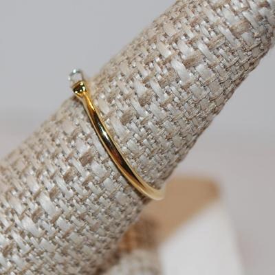 Size 6¾ Small Emerald Cut Horizontal Clear Stone Ring on a Gold Tone Band (1.3g)