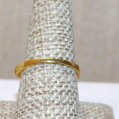 Size 7 "Gold-Lined" Set of 5 Square Stones Ring with Clear Stones In Between on a Gold Tone Band (3.0g)