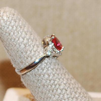 Size 7 Cranberry Colored Oval Main Stone with Clear Stones Surround on a Silver Tone Band (3.3g)