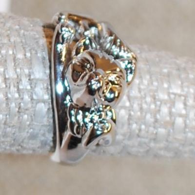 Size 7 "Cat with Arm Up" Styled Ring on a Silver Tone Band (5.7g)