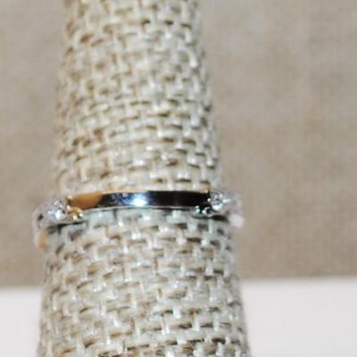 Size 7 Two Tone Gold Front Single Stone Ring with Side Emblem Accents on a Gold Tone Band (2.2g)