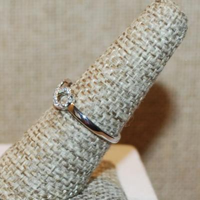 Size 7 Horizontal "Figure 8" Style Ring with Brilliant Tiny Stones on a Silver Tone Band (1.4g)