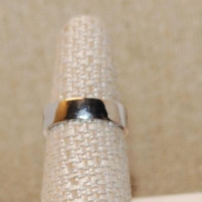 Size 7¼ Half Infinity Graphic Designed "Leaves" Ring on a Silver Tone Band (3.4g)