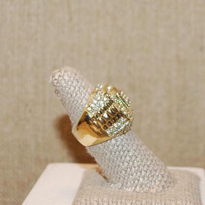 Size 7¼ Large Solid Brilliant Party Style Ring with Lots of Glitter on a Gold Tone Band (17.1g)