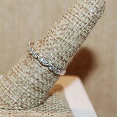 Size 7¼ Delicate Alternating Oval and Round Stones Ring on a Silver Tone Band (1.8g)