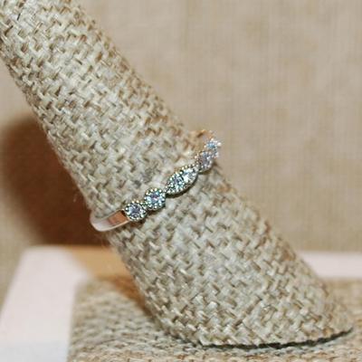 Size 7¼ Delicate Alternating Oval and Round Stones Ring on a Silver Tone Band (1.8g)