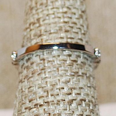 Size 7¼ Delicate Alternating Oval and Round Stones Ring on a Silver Tone Band (1.8g)